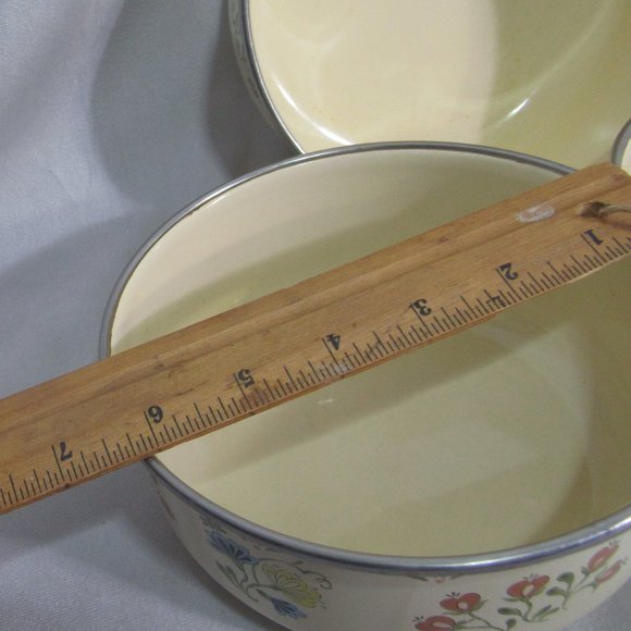 KOBE METAL NESTING BOWLS VERY NICE CONDITION LARGEST IS 7" SET OF 3 - Picture 6 of 9